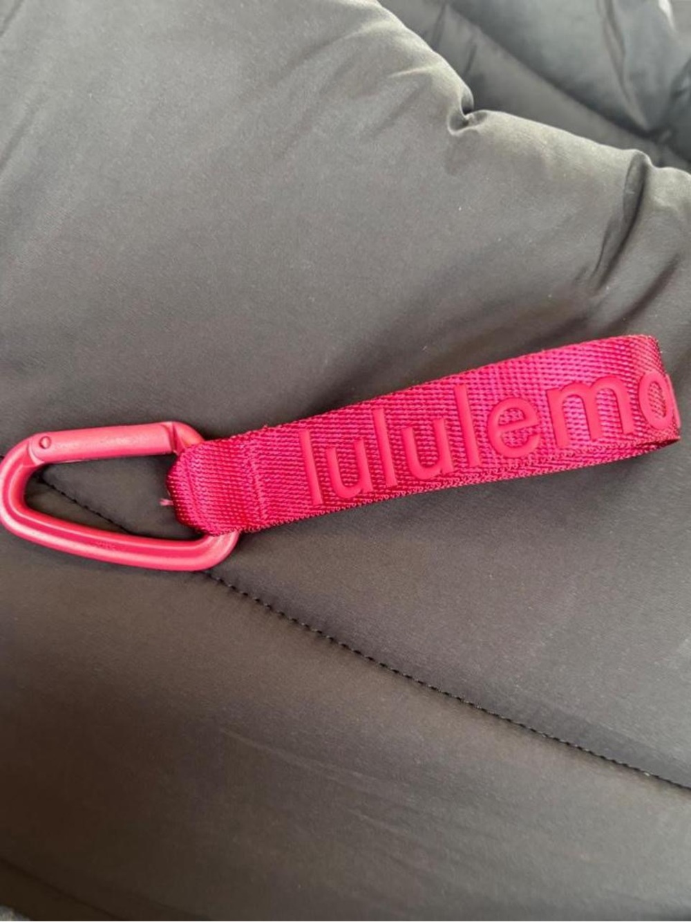 lululemon athletica fuchsia woven key strap with carabiner